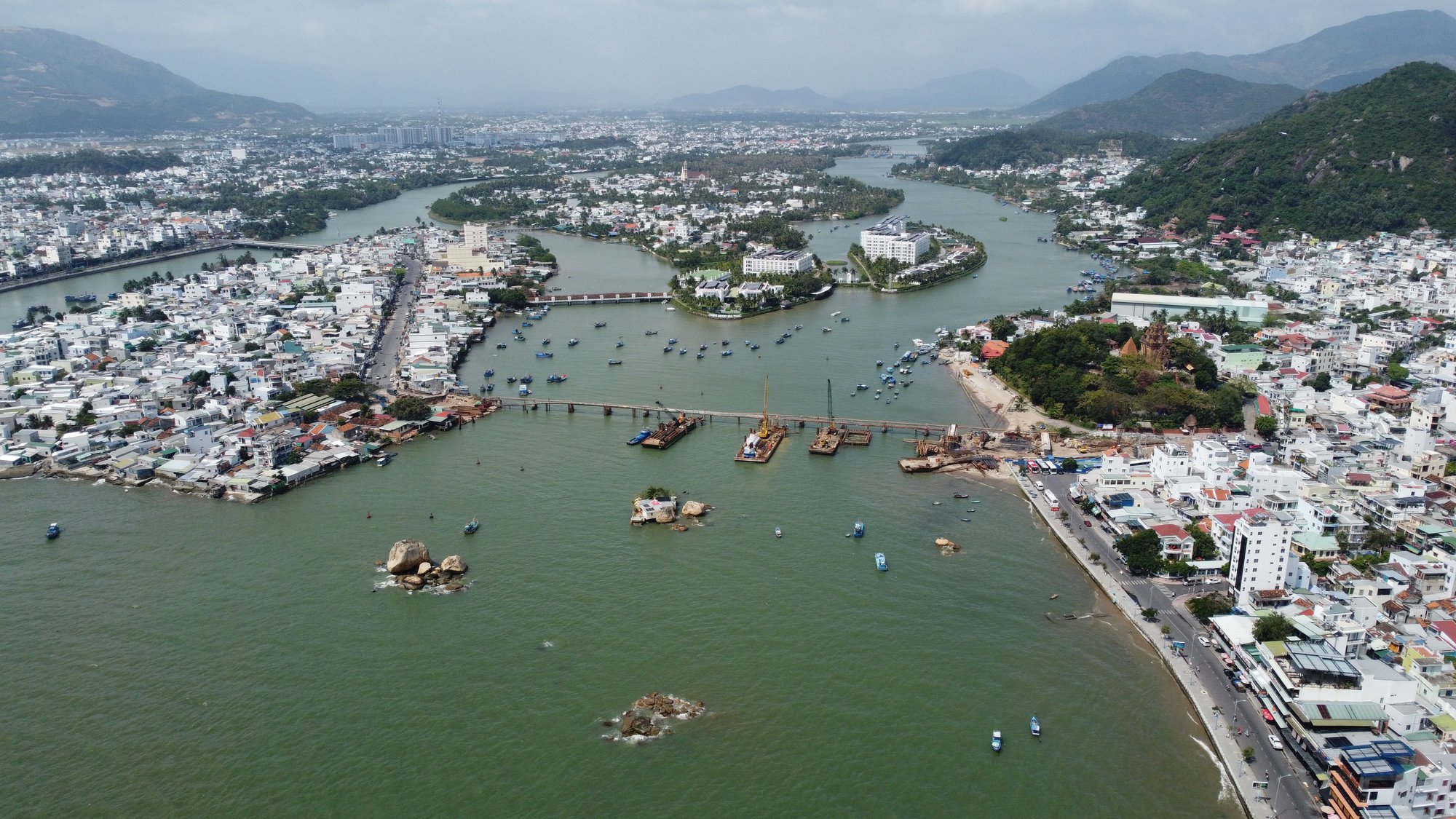 Cầu Xóm Bóng Nha Trang trễ 30% tiến độ, gây kẹt xe kéo dài