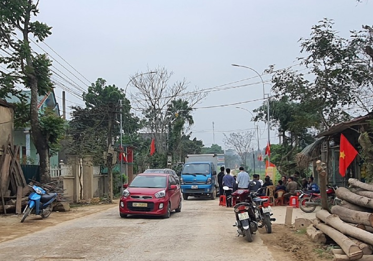 Người d&acirc;n chặn đo&agrave;n xe tải chở đất l&agrave;m cao tốc Bắc - Nam - Ảnh 1.