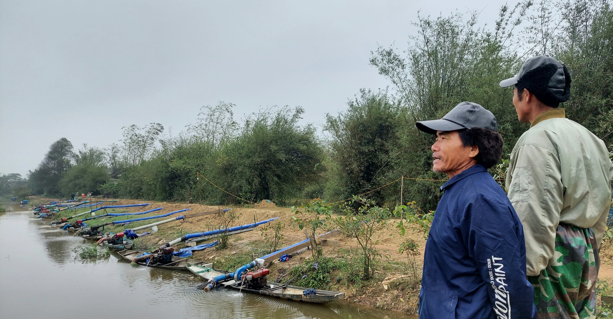 Hàng ngàn hecta lúa ngập úng, người dân chạy đua cứu lúa - Ảnh 3.