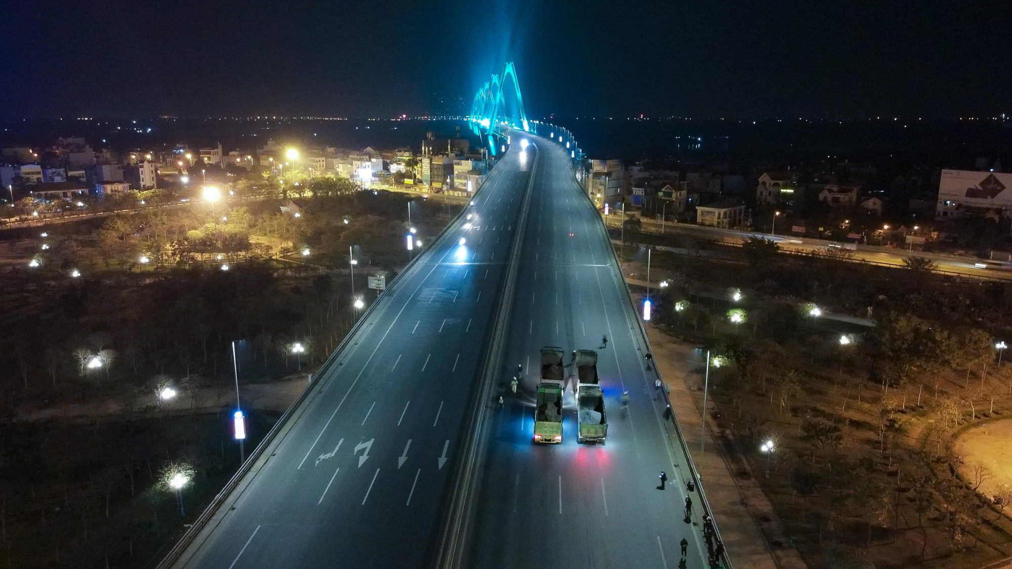 Cấm các phương tiện để kiểm định cầu Nhật Tân