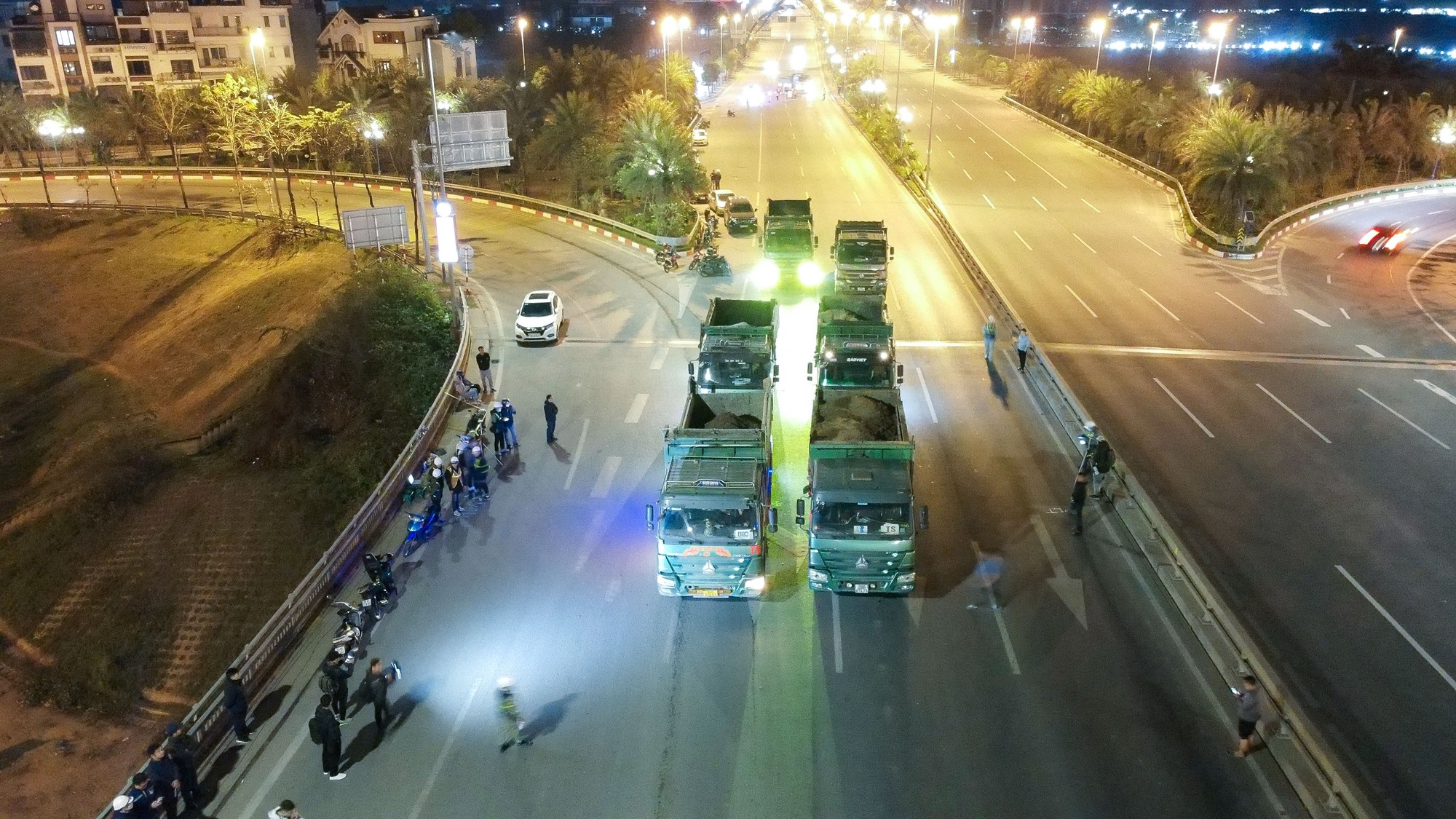 Cấm c&aacute;c phương tiện để kiểm định cầu Nhật T&acirc;n - Ảnh 2.