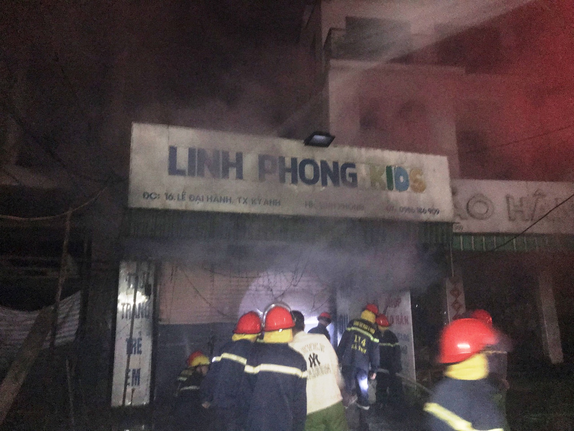 Cứu kịp thời 4 người mắc kẹt trong đ&aacute;m ch&aacute;y - Ảnh 1.