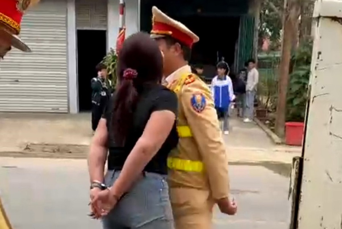 Xôn xao clip người phụ nữ bị còng tay lăng mạ, đụng chạm thân thể vào CSGT
