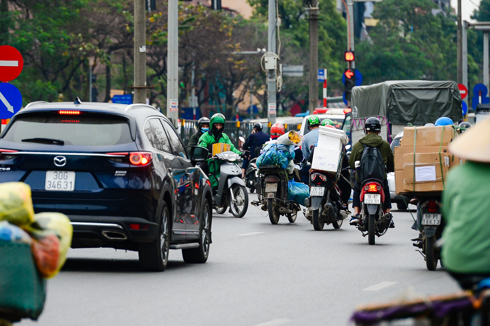 Người và xe ngang nhiên đi ngược chiều, cắt mặt ôtô trên đường Giải Phóng - Ảnh 2.
