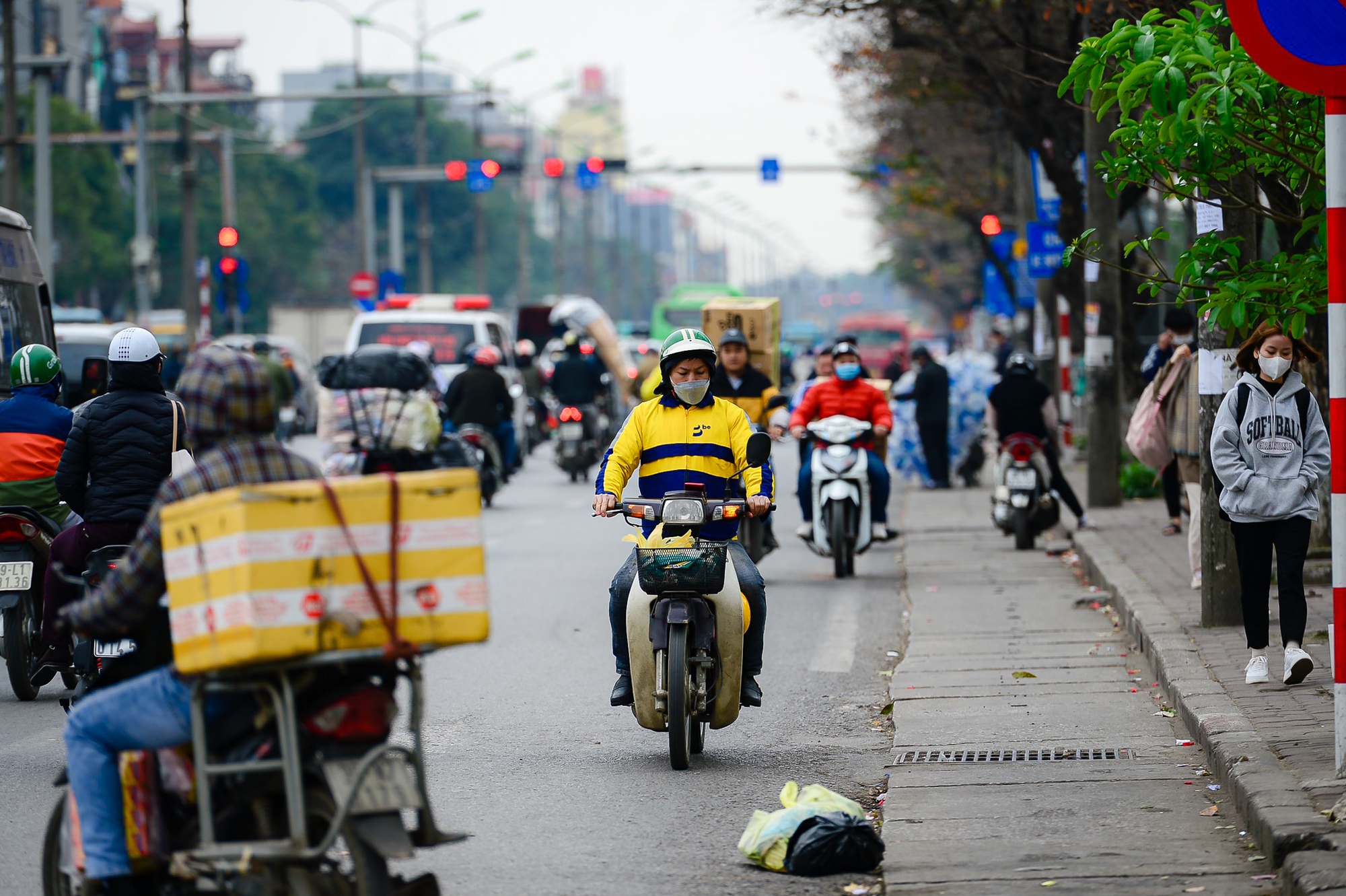Người và xe thản nhiên đi ngược chiều, cắt mặt ôtô