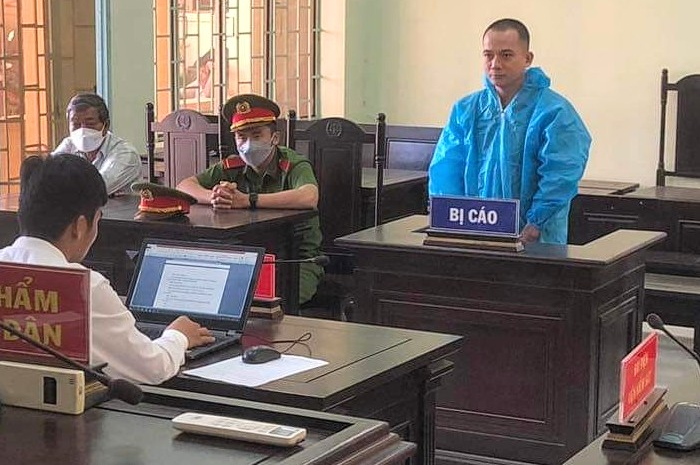 Trả giá đắt sau khi bạn gái sống chung với người đàn ông khác