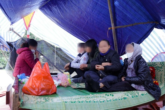 Người dân dựng lán chặn xe vào bãi rác Xuân Sơn