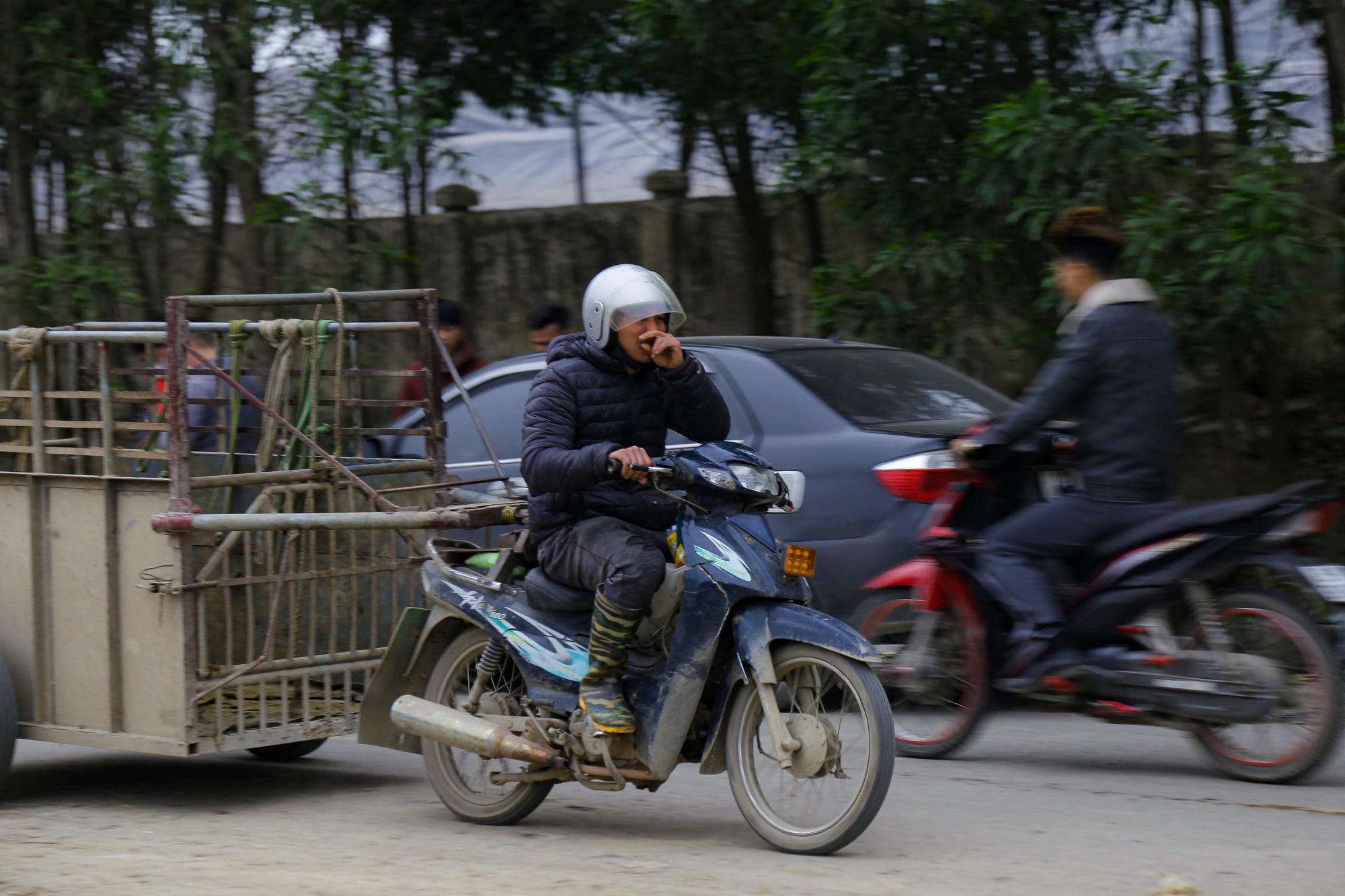 Người d&acirc;n dựng l&aacute;n chặn xe v&agrave;o b&atilde;i r&aacute;c Xu&acirc;n Sơn - Ảnh 9.