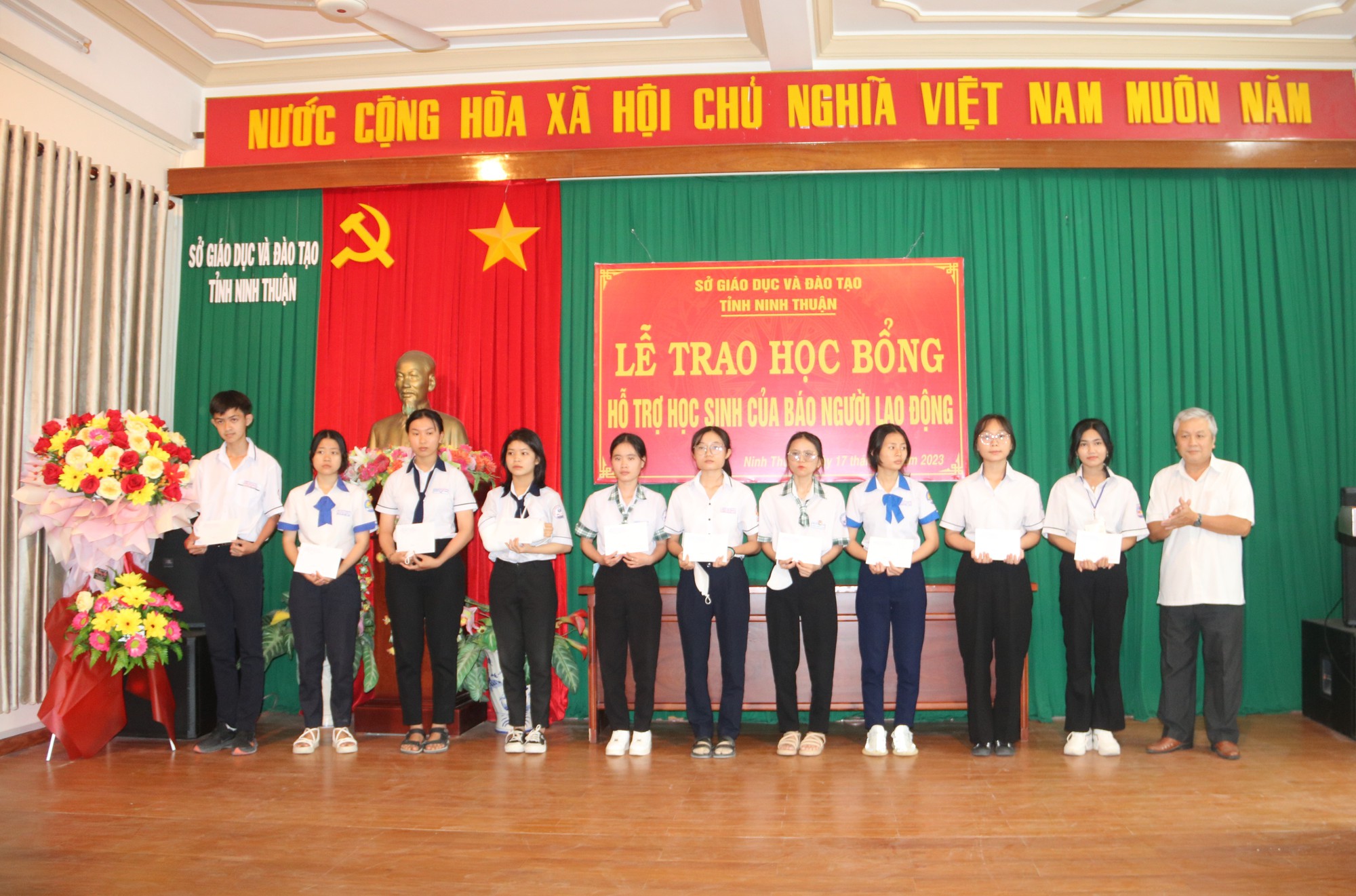 Báo Người Lao Động trao học bổng cho 50 học sinh khó khăn Ninh Thuận - Ảnh 1.