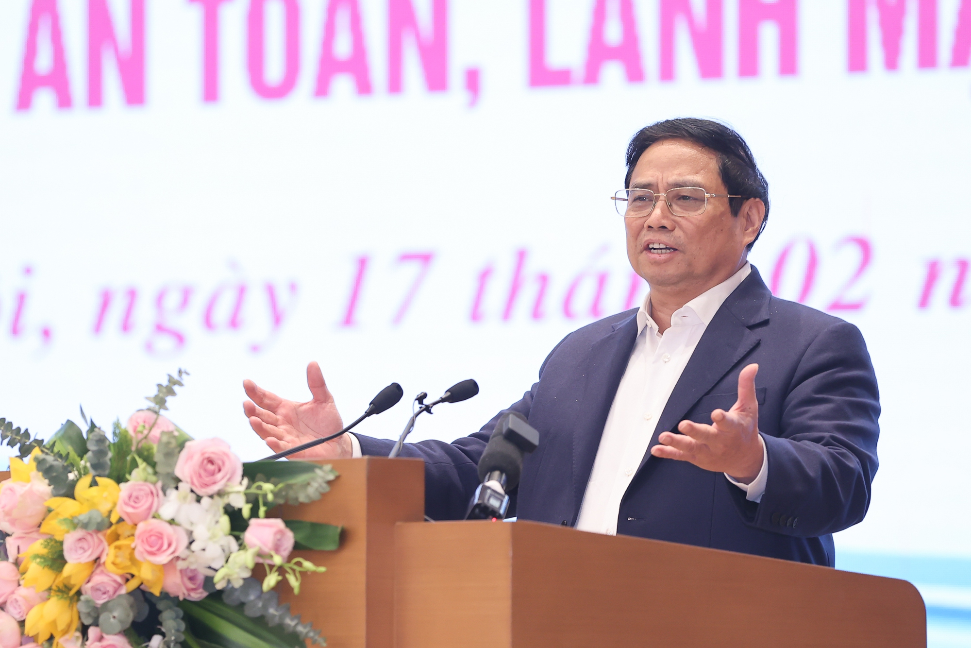 Thủ tướng: Th&uacute;c đẩy thị trường bất động sản ph&aacute;t triển l&agrave;nh mạnh, kh&ocirc;ng ai giải cứu ai - Ảnh 1.