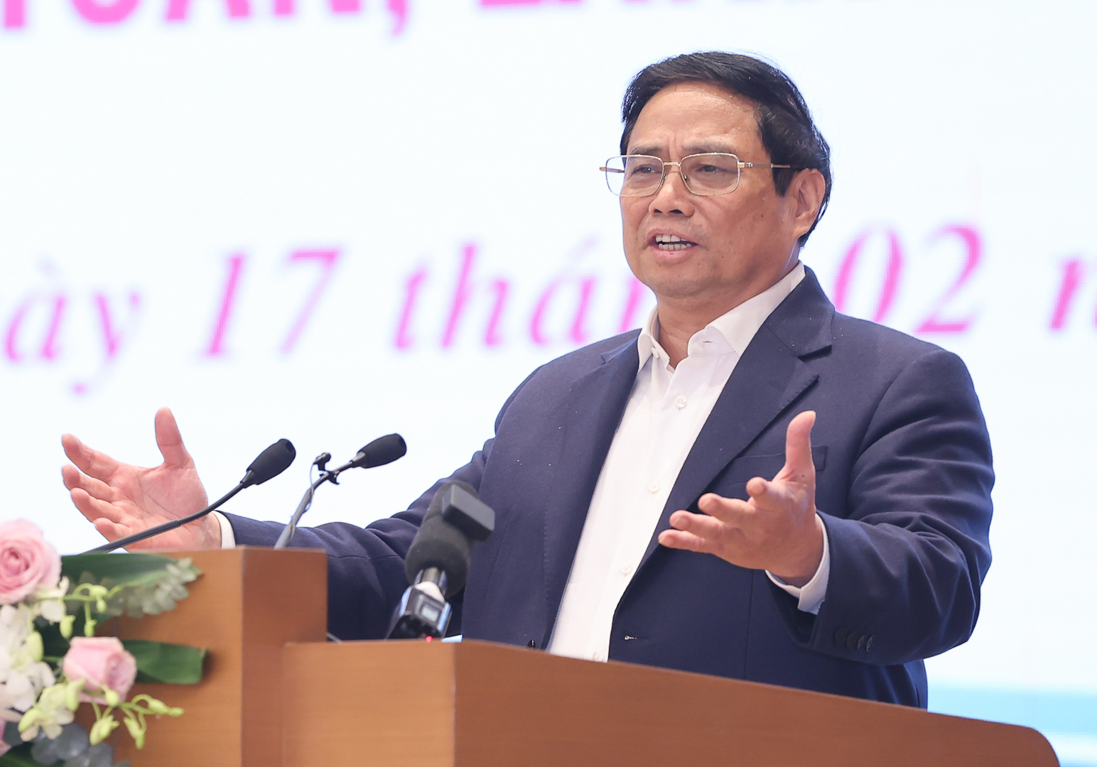 Thủ tướng: Thúc đẩy thị trường bất động sản phát triển lành mạnh, "không ai giải cứu ai"
