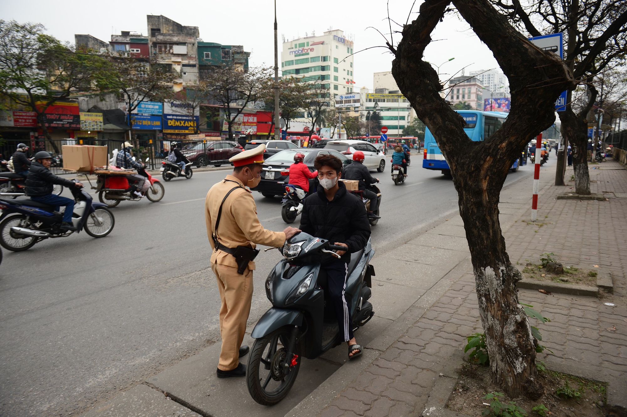 Người và xe ngang nhiên đi ngược chiều, cắt mặt ôtô trên đường Giải Phóng - Ảnh 13.