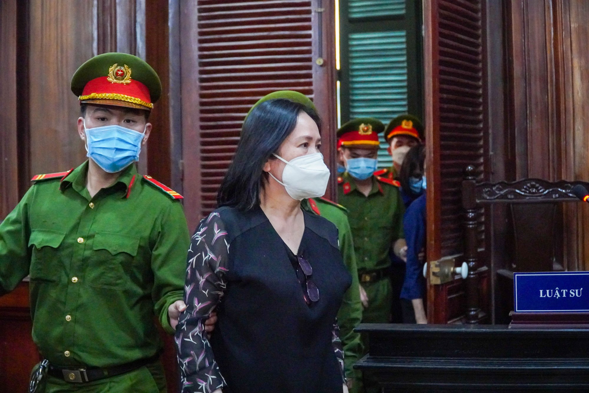 B&agrave; tr&ugrave;m thao t&uacute;ng đấu thầu v&agrave; cựu Gi&aacute;m đốc Sở Y tế Cần Thơ nhận mức &aacute;n cao nhất - Ảnh 2.