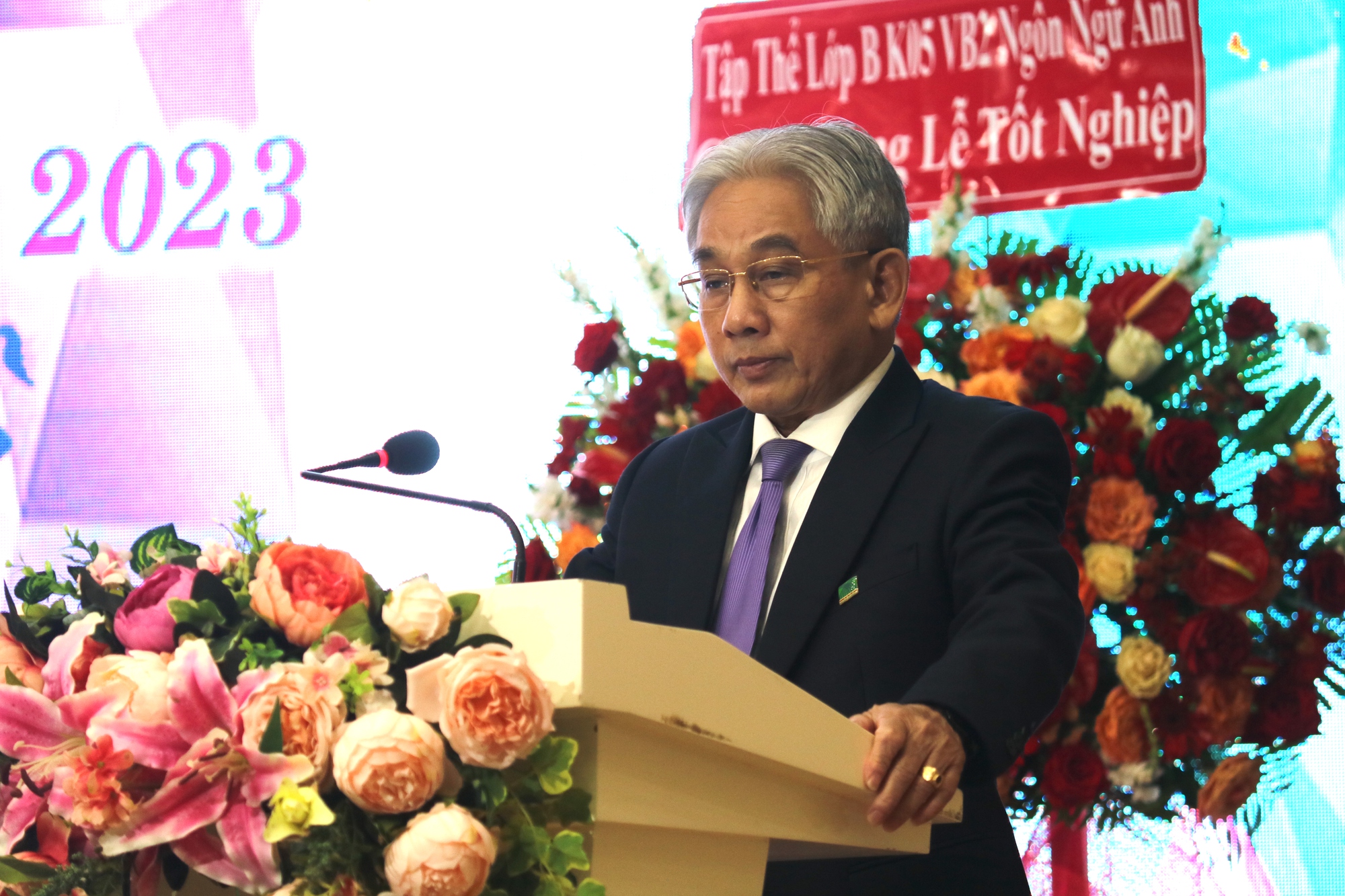 Trường ĐH Cửu Long: Trao bằng tốt nghiệp ng&agrave;nh Ng&ocirc;n ngữ Anh cho 260 sinh vi&ecirc;n - Ảnh 1.