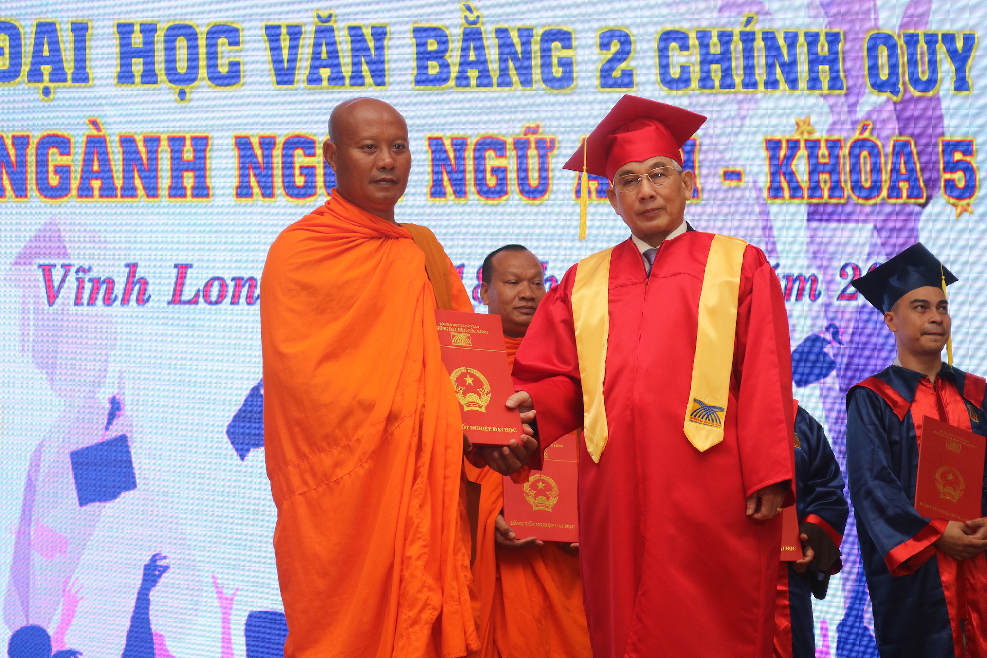 Trường ĐH Cửu Long: Trao bằng tốt nghiệp ng&agrave;nh Ng&ocirc;n ngữ Anh cho 260 sinh vi&ecirc;n - Ảnh 2.
