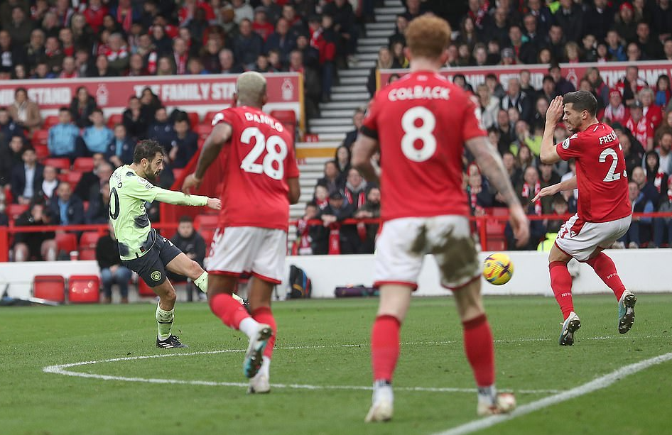 Liverpool giải m&atilde; ngựa &ocirc; Newcastle, Man City hụt hơi đua đầu bảng Ngoại hạng Anh - Ảnh 2.