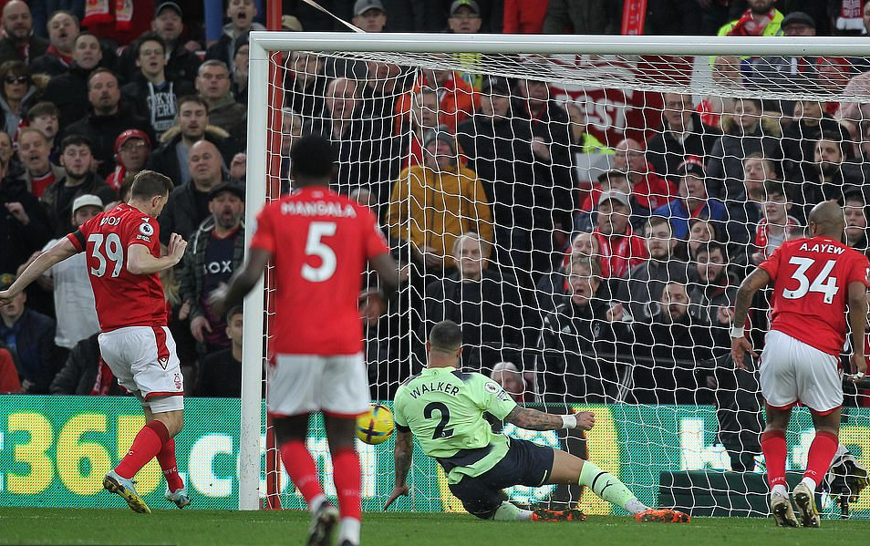Liverpool giải m&atilde; ngựa &ocirc; Newcastle, Man City hụt hơi đua đầu bảng Ngoại hạng Anh - Ảnh 3.