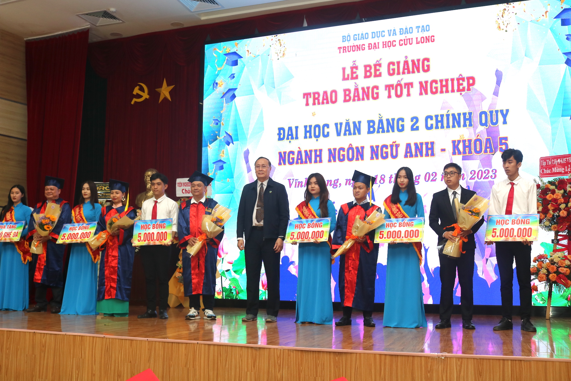 Trường ĐH Cửu Long: Trao bằng tốt nghiệp ng&agrave;nh Ng&ocirc;n ngữ Anh cho 260 sinh vi&ecirc;n - Ảnh 5.