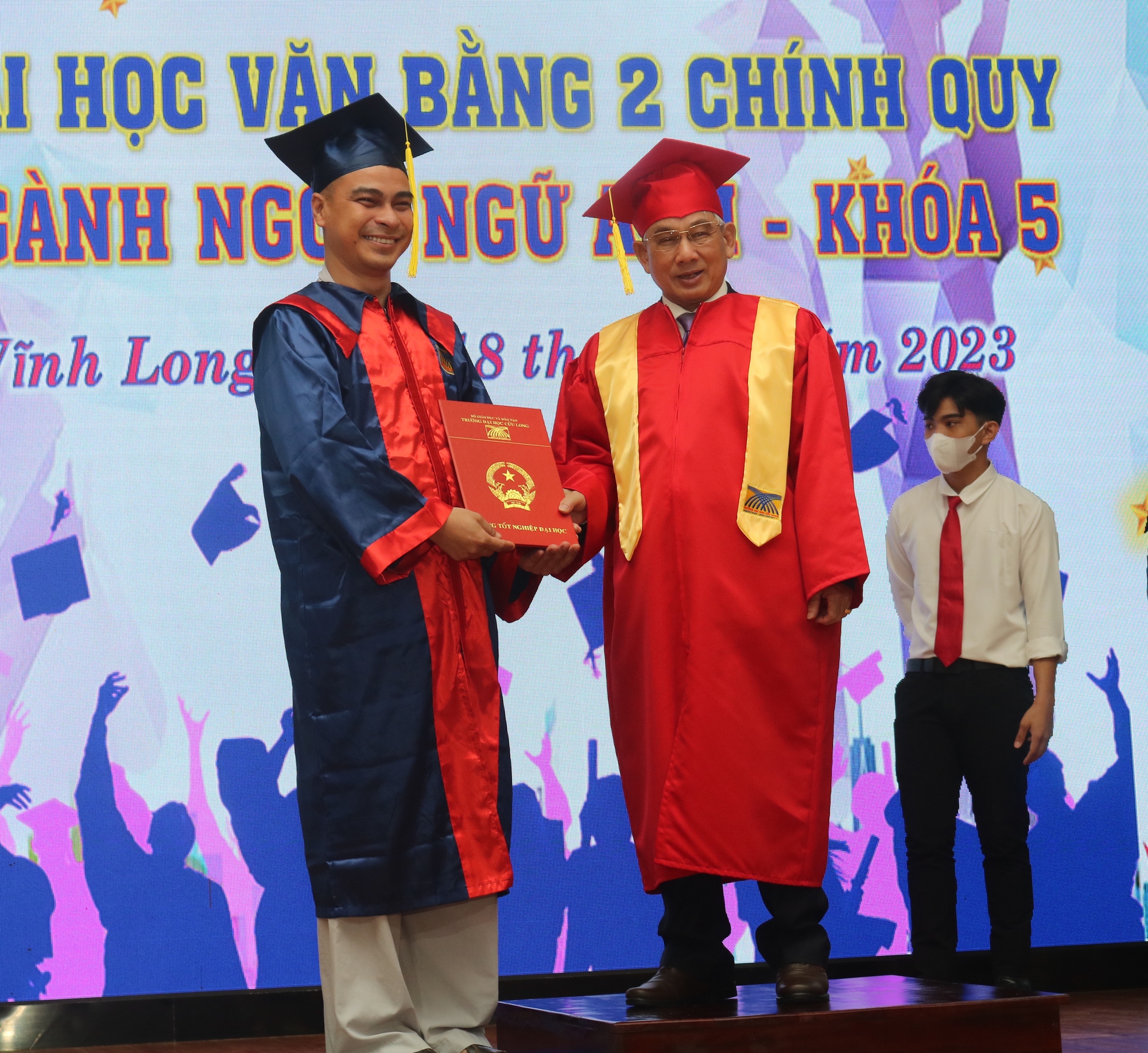 Trường ĐH Cửu Long: Trao bằng tốt nghiệp ng&agrave;nh Ng&ocirc;n ngữ Anh cho 260 sinh vi&ecirc;n - Ảnh 3.