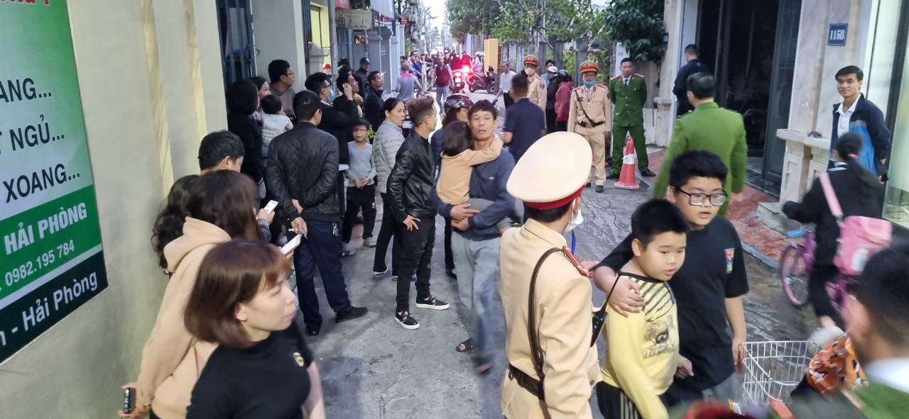 Người đàn ông bỗng nhiên đốt nhà rồi cầm 2 dao cố thủ - Ảnh 3.