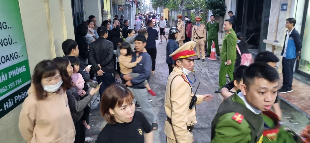 Người đàn ông bỗng nhiên đốt nhà rồi cầm 2 dao cố thủ