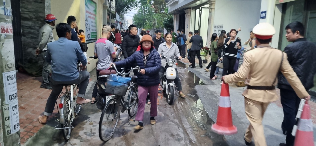 Người đàn ông bỗng nhiên đốt nhà rồi cầm 2 dao cố thủ - Ảnh 4.