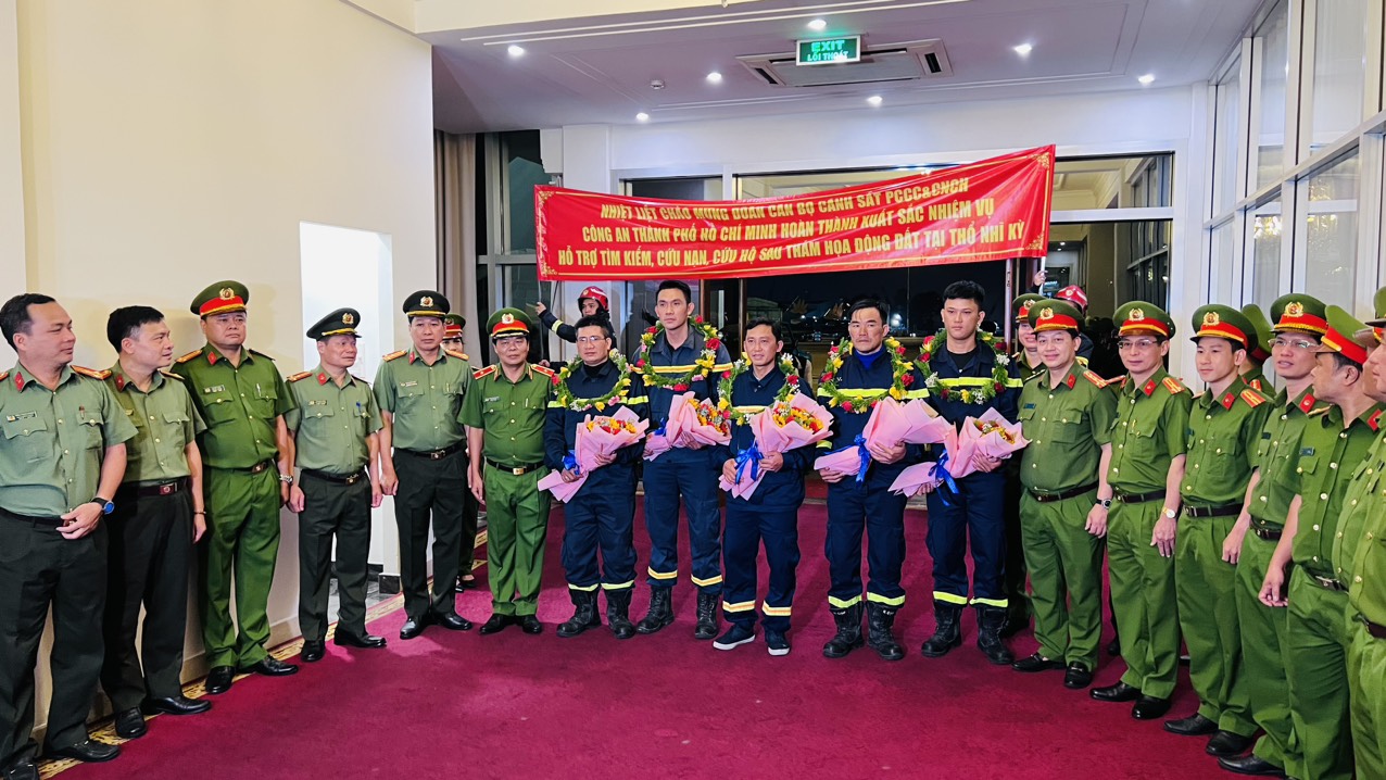 5 chiến sĩ tham gia cứu hộ tại Thổ Nhĩ Kỳ về đến TP HCM trong vòng tay của đồng đội, gia đình - Ảnh 1.