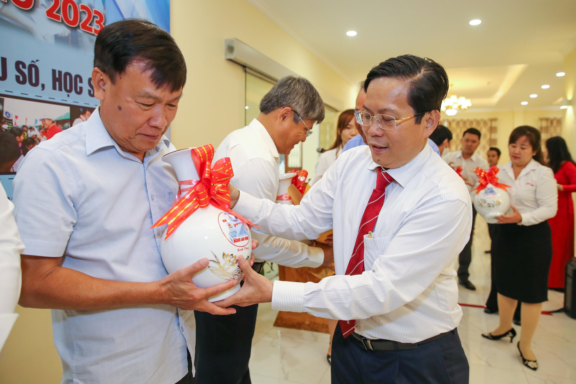 Hơn 2,6 tỉ đồng đ&oacute;ng g&oacute;p cho chương tr&igrave;nh Học bổng hỗ trợ học sinh- sinh vi&ecirc;n d&acirc;n tộc thiểu số, học sinh ngh&egrave;o - Ảnh 6.