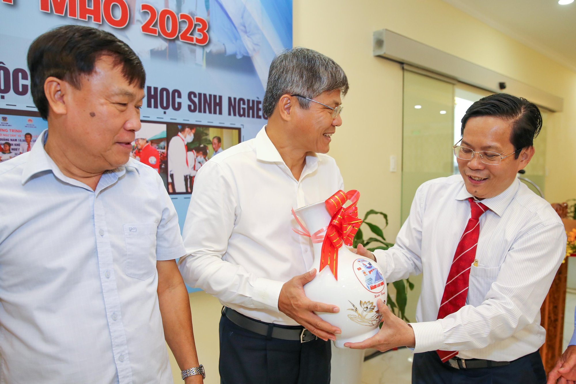 Hơn 2,6 tỉ đồng đ&oacute;ng g&oacute;p cho chương tr&igrave;nh Học bổng hỗ trợ học sinh- sinh vi&ecirc;n d&acirc;n tộc thiểu số, học sinh ngh&egrave;o - Ảnh 7.