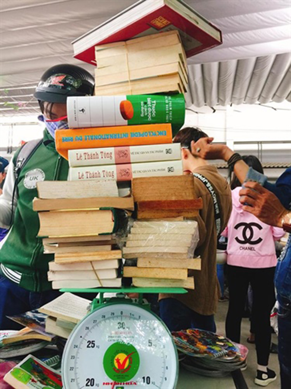 "Hội sách ký lô" tại TP HCM