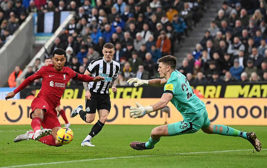 Liverpool giải m&atilde; ngựa &ocirc; Newcastle, Man City hụt hơi đua đầu bảng Ngoại hạng Anh - Ảnh 6.