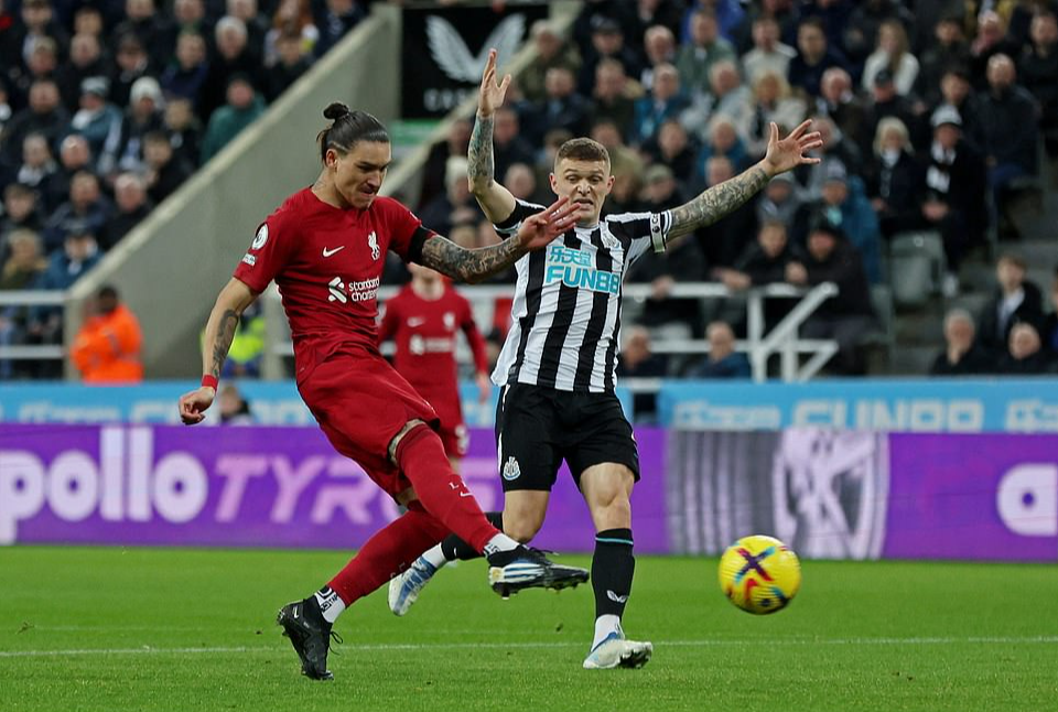 Liverpool giải m&atilde; ngựa &ocirc; Newcastle, Man City hụt hơi đua đầu bảng Ngoại hạng Anh - Ảnh 5.