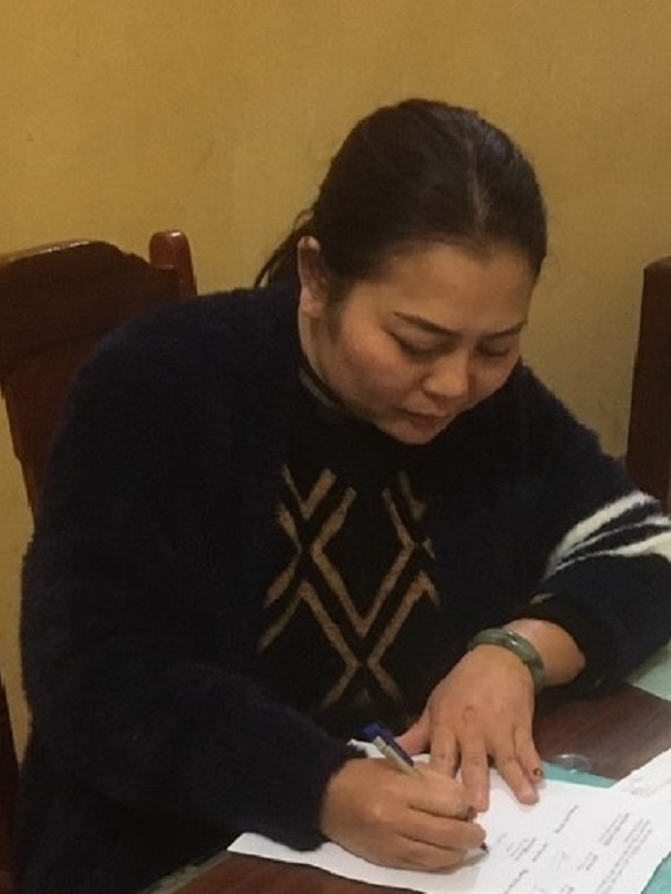 Khởi tố, bắt tạm giam 2 th&aacute;ng người phụ nữ lăng mạ, đụng chạm th&acirc;n thể v&agrave;o CSGT - Ảnh 2.