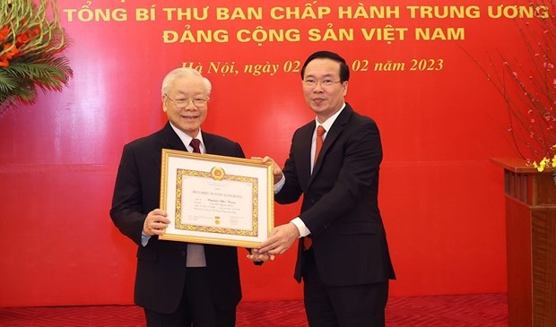 Tổng Bí thư Nguyễn Phú Trọng nhận Huy hiệu 55 năm tuổi Đảng
