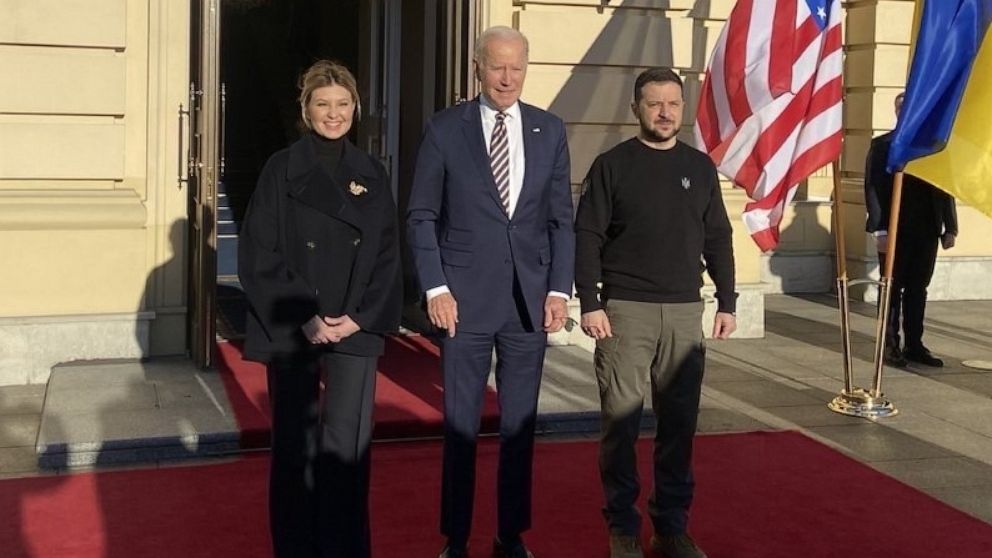 Tổng thống Joe Biden bất ngờ thăm Ukraine