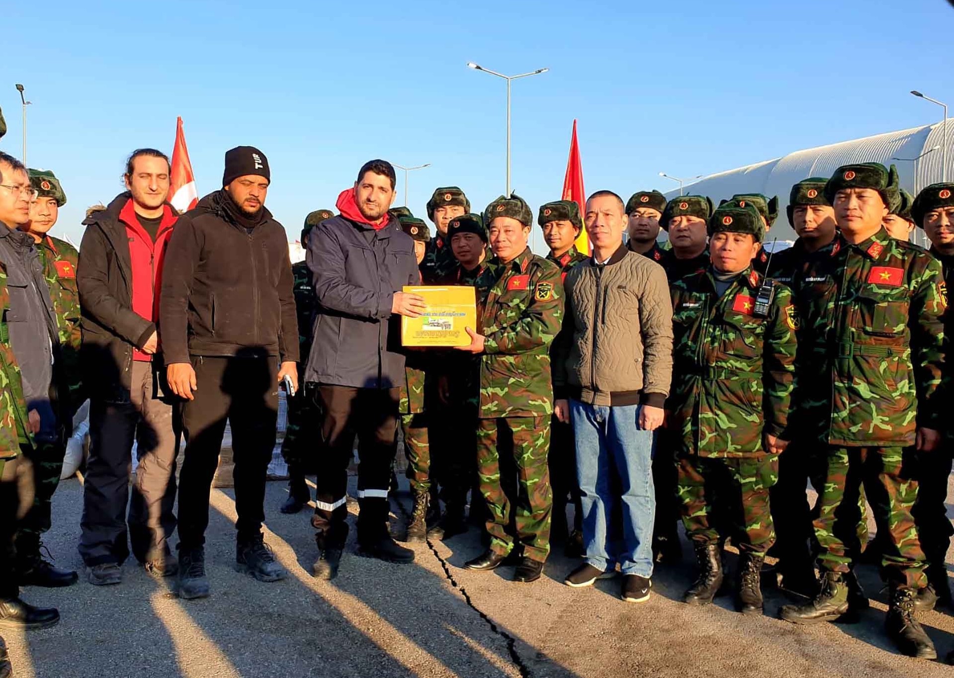 Quân đội Việt Nam tặng 1 tấn lương khô và vật tư y tế tại Thổ Nhĩ Kỳ