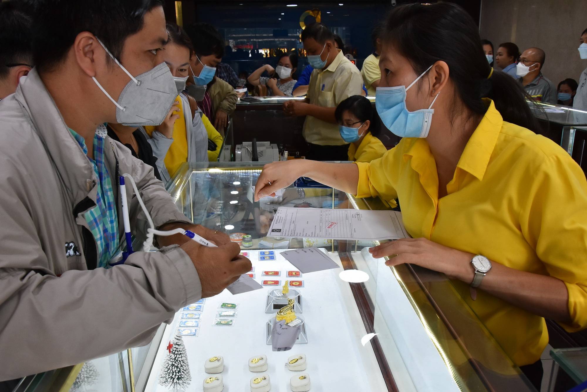 Giá vàng hôm nay 21-2: Vàng trong nước đồng loạt tăng giá