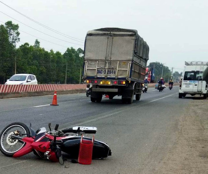 Hiện trường đôi vợ chồng tử vong, 2 phương tiện cách nhau 5 m