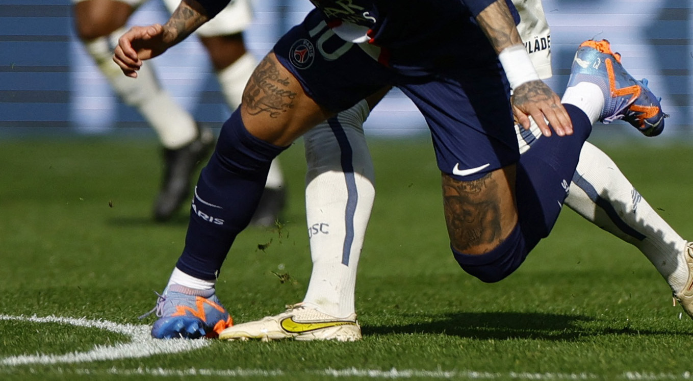 Neymar lật cổ ch&acirc;n, Messi giải cứu PSG ph&uacute;t b&ugrave; giờ - Ảnh 6.