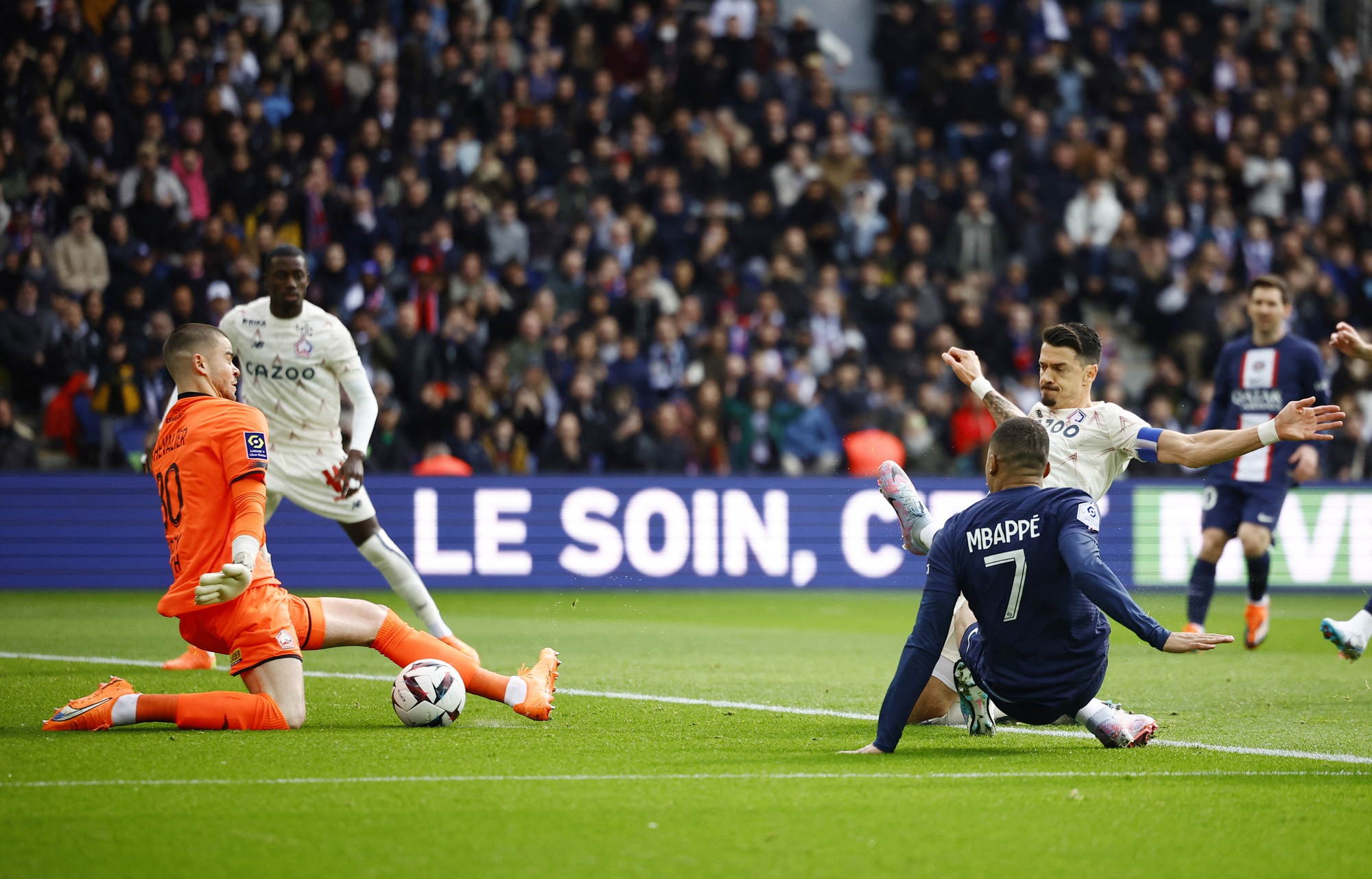 Neymar lật cổ ch&acirc;n, Messi giải cứu PSG ph&uacute;t b&ugrave; giờ - Ảnh 2.
