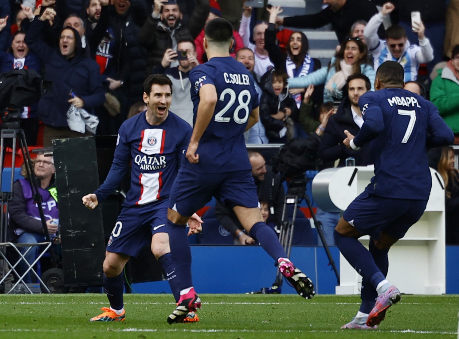 Neymar lật cổ ch&acirc;n, Messi giải cứu PSG ph&uacute;t b&ugrave; giờ - Ảnh 7.