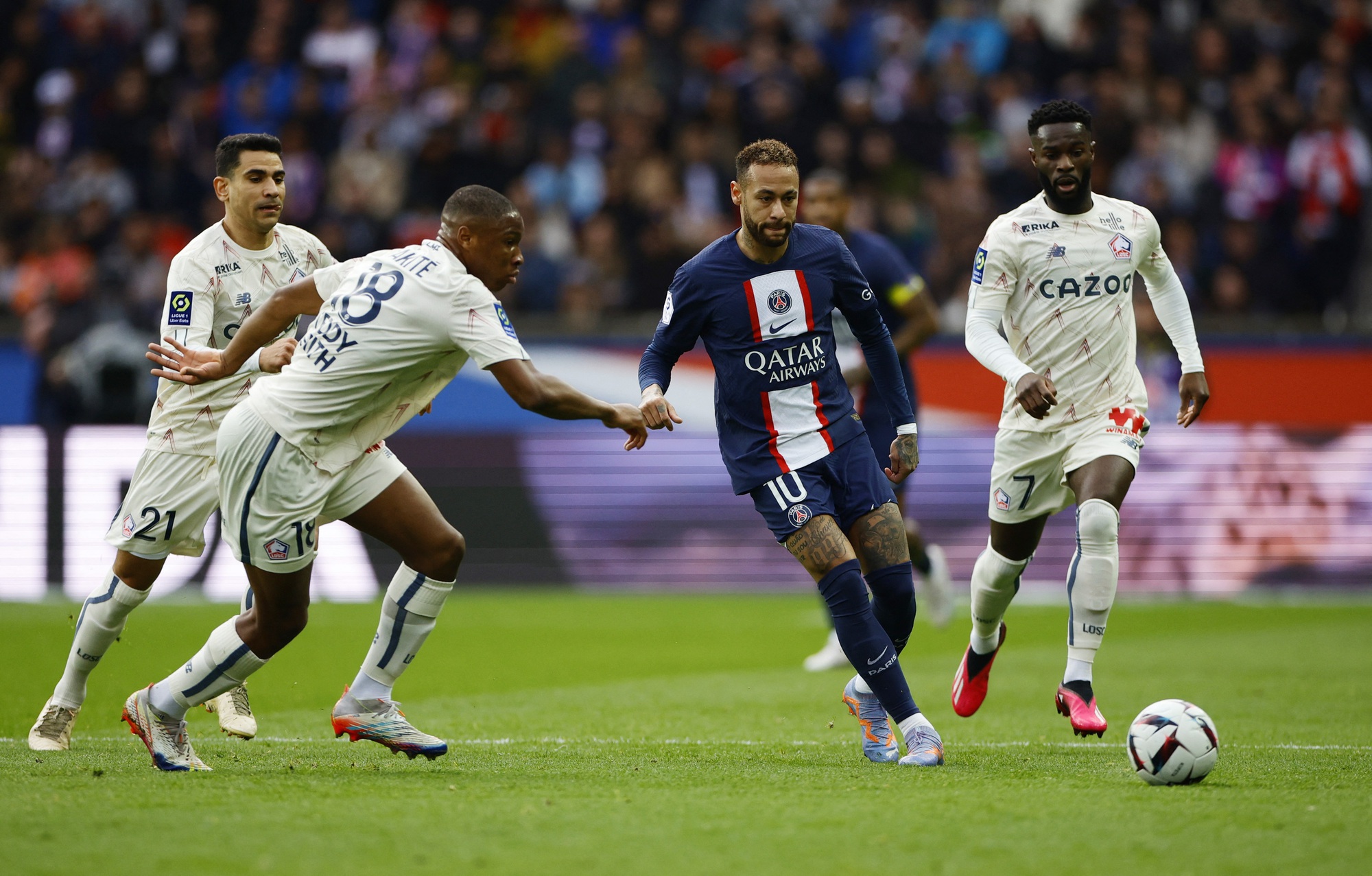 Neymar lật cổ ch&acirc;n, Messi giải cứu PSG ph&uacute;t b&ugrave; giờ - Ảnh 1.