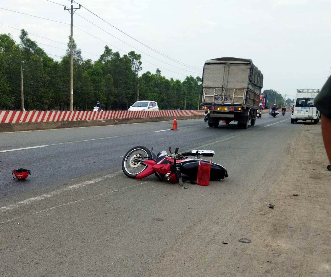 Hiện trường đ&ocirc;i vợ chồng tử vong, 2 phương tiện c&aacute;ch nhau 5 m - Ảnh 1.