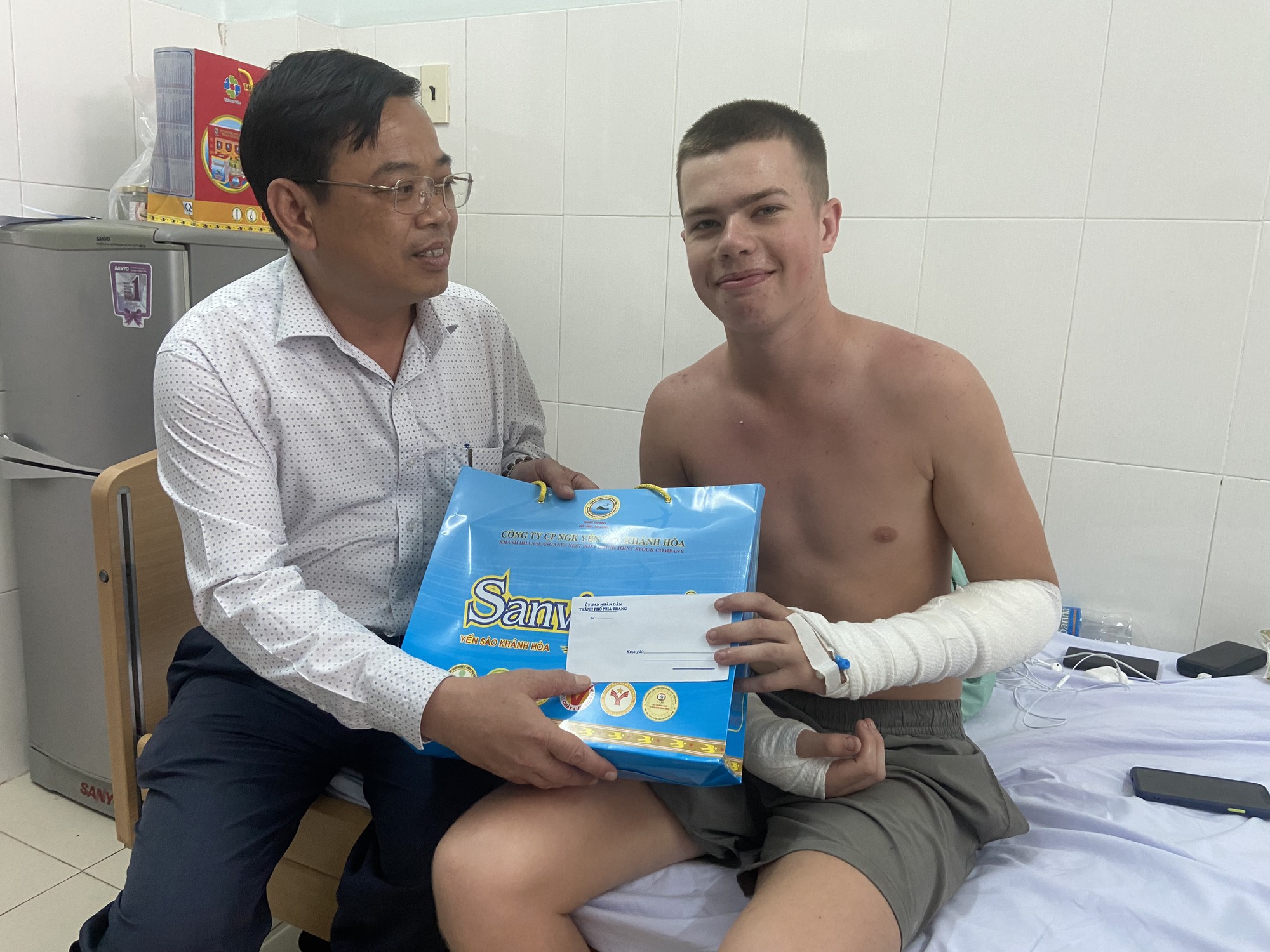 2 du kh&aacute;ch nước ngo&agrave;i bị ch&oacute; cắn bị thương ở Nha Trang