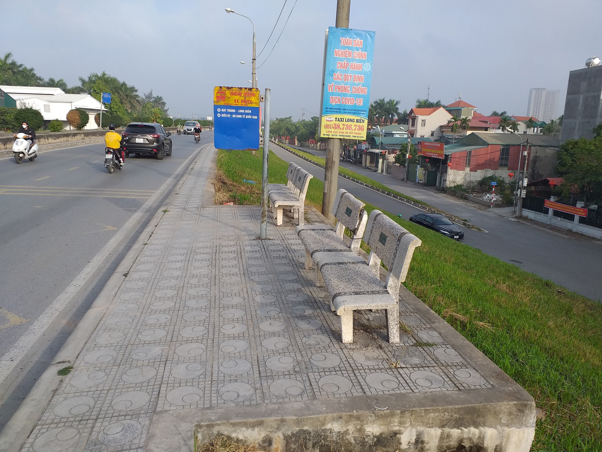 Cần trạm chờ xe buýt có mái che