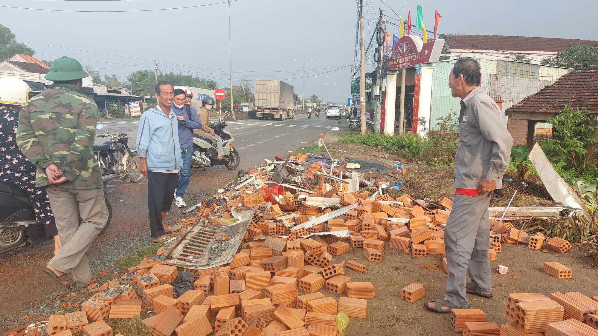 Tai nạn 16 người thương vong ở Quảng Nam: 2 phụ nữ đứng bốc gạch may mắn thoát chết