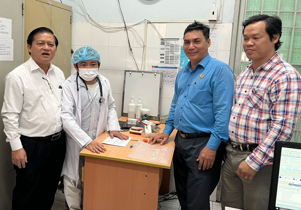 Động viên nhân viên y tế có hoàn cảnh khó khăn