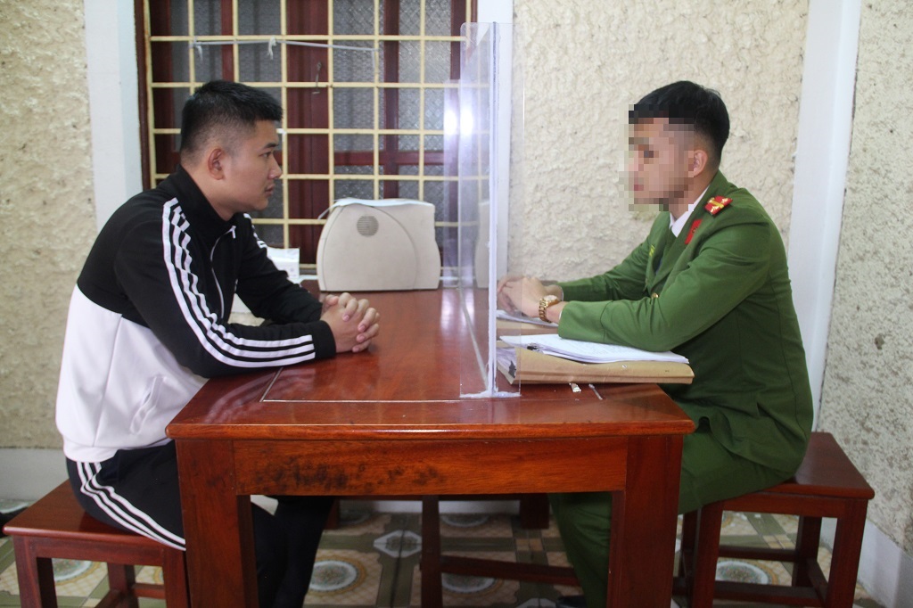 Mẹ và con trai bất ngờ bị nhóm người lạ mặt “bắt cóc” đưa lên xe ôtô chở đi