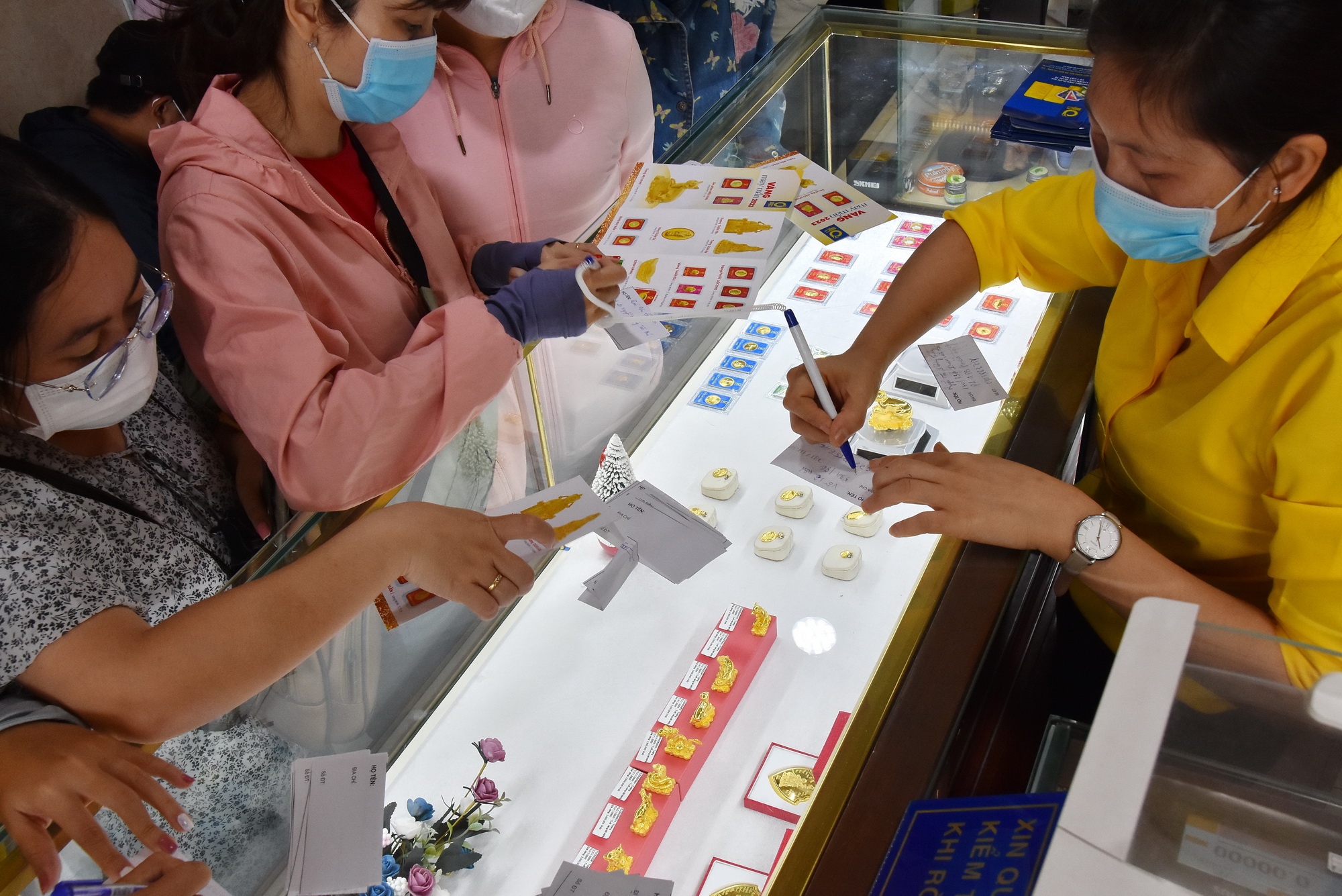 Gi&aacute; v&agrave;ng h&ocirc;m nay 22-2: V&agrave;ng thế giới lao dốc, trong nước chỉ giảm nhỏ giọt - Ảnh 1.