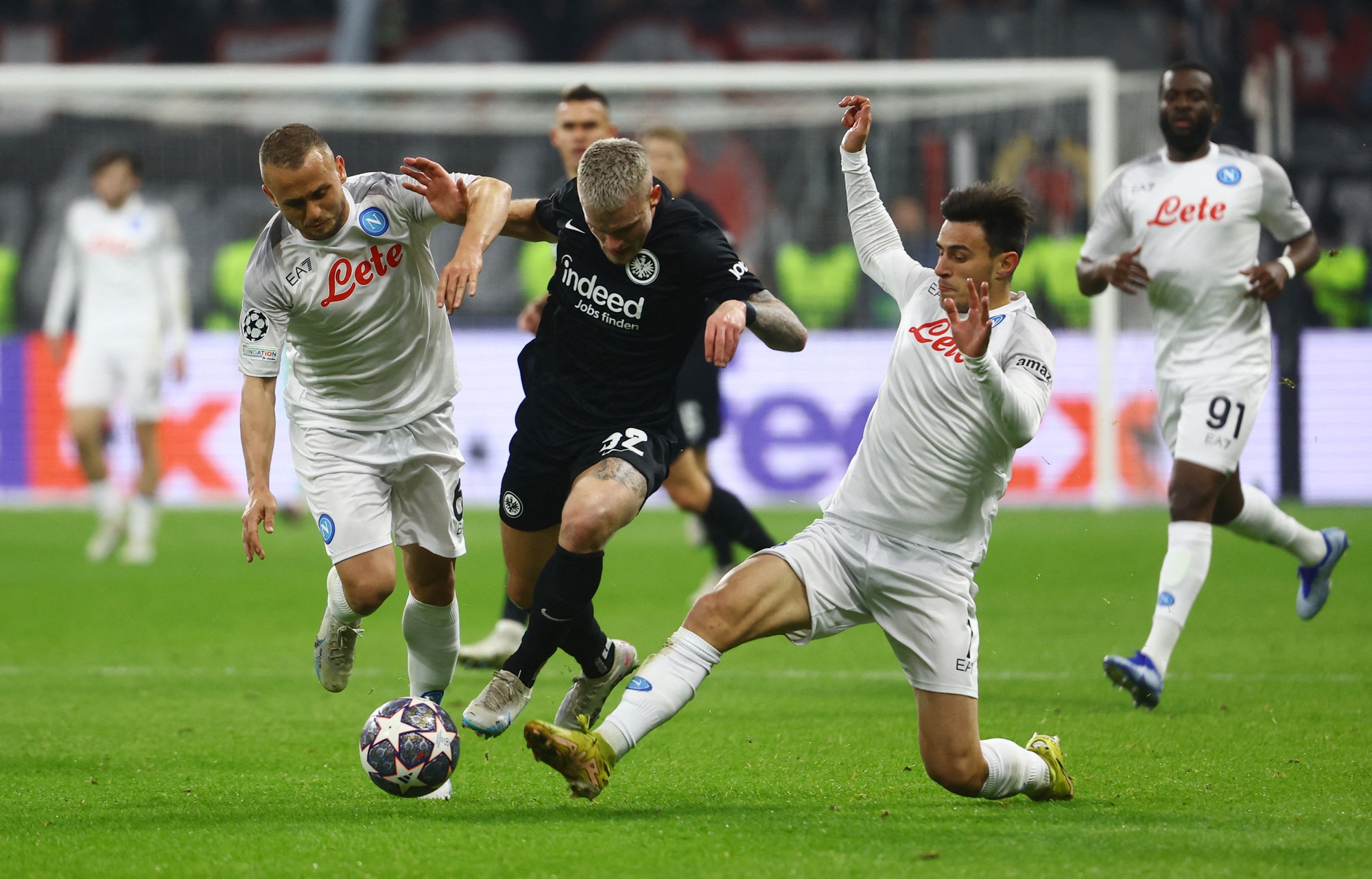 Người dơi Osimhen rực s&aacute;ng, Napoli đại ph&aacute; Frankfurt tr&ecirc;n đất Đức - Ảnh 1.